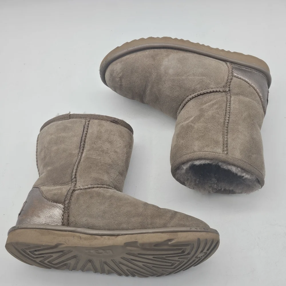 UGG Classic Short Shine Boots Dusted Cocoa Little Big Kid Size 2 Metallic Heel